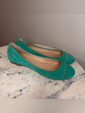 Steve Madden Flats Size 8
Suede green shoes studded MAKE ME AN OFFER!